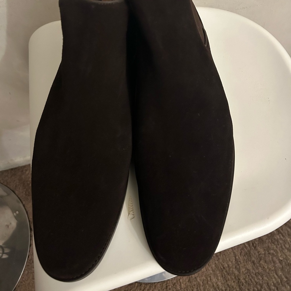 Men’s Peter Millar suede chukka boots.